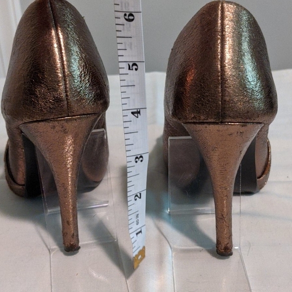 Kelly & Katie gold pumps - Picture 8 of 8